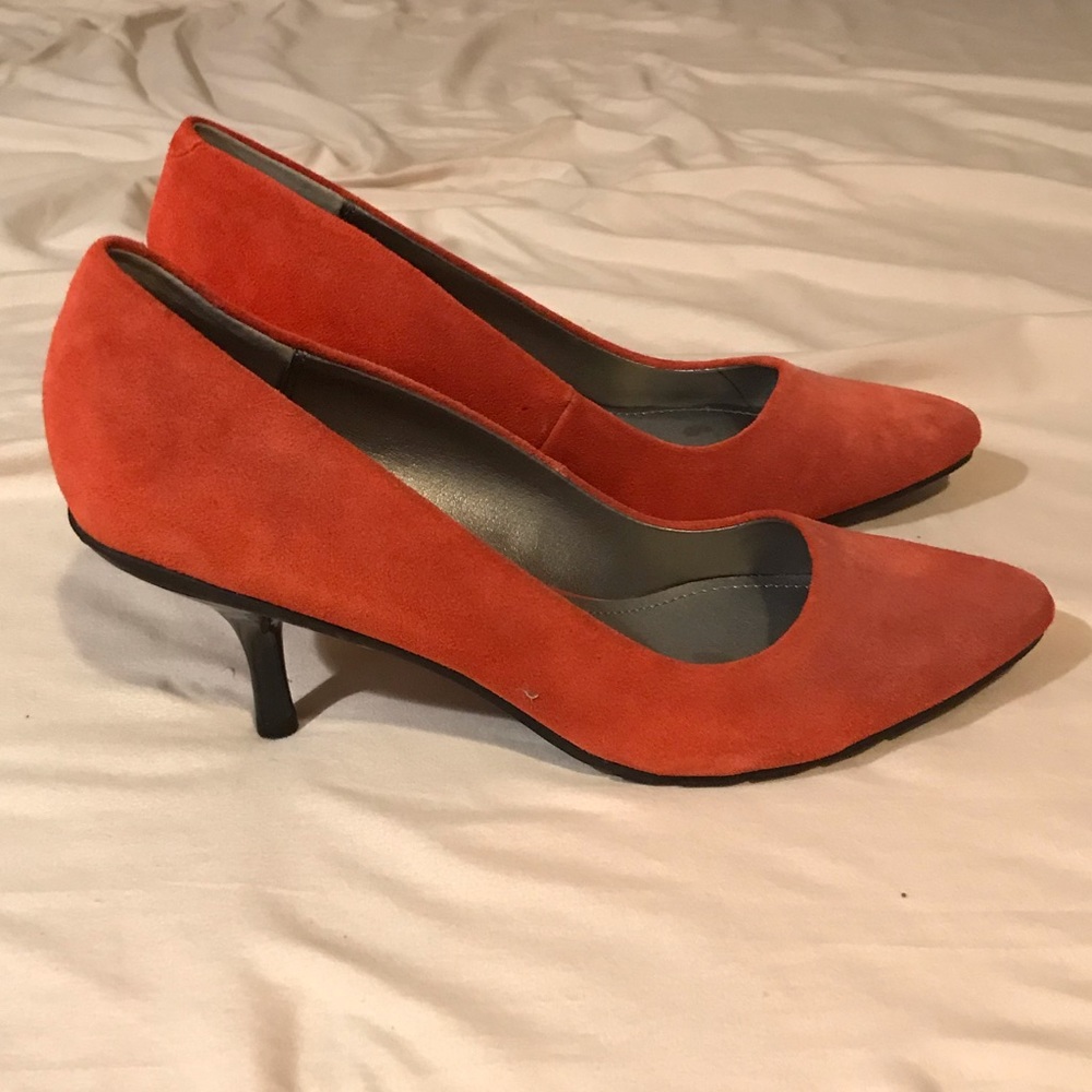 Kenneth Cole Reaction suede pointed toe pumps